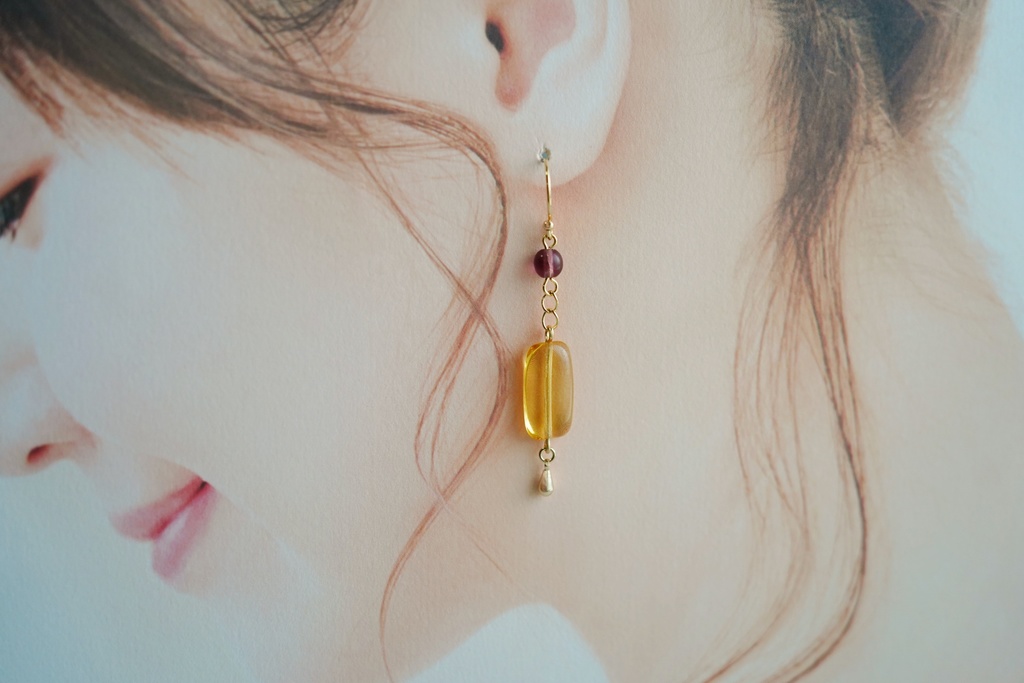 チェーンとレクタングルの耳飾り