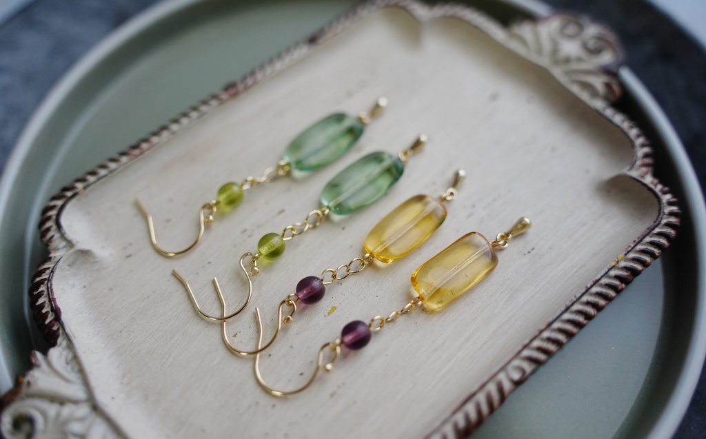 チェーンとレクタングルの耳飾り