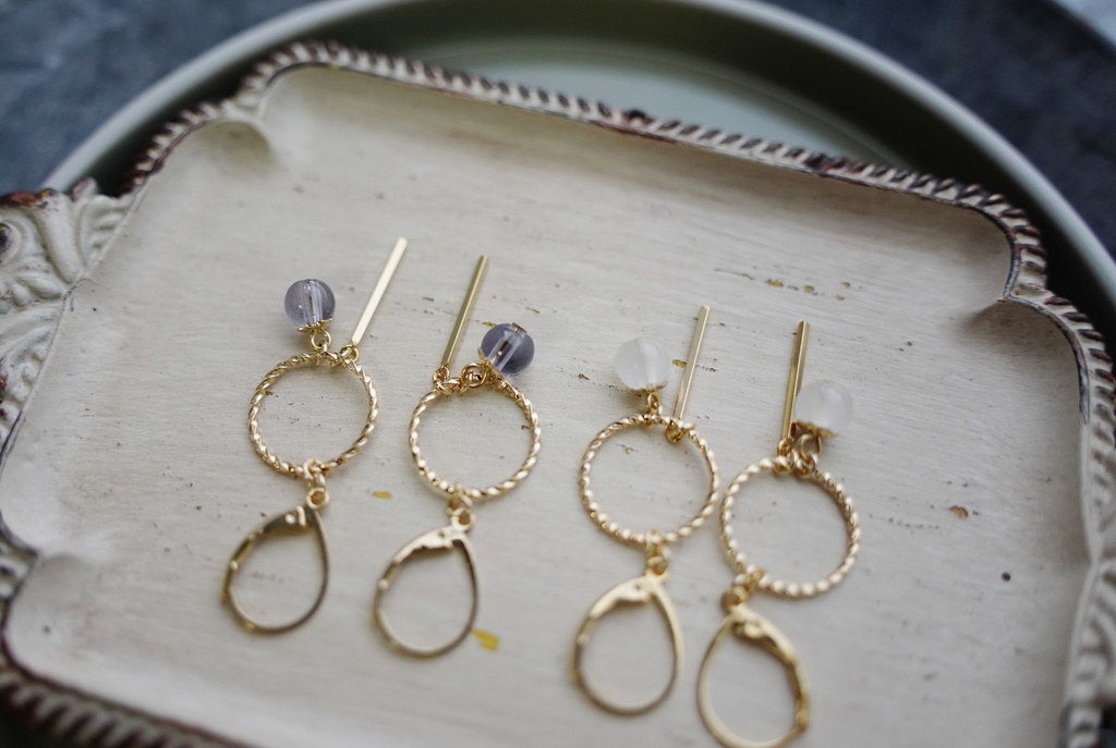 フープツイストの耳飾り