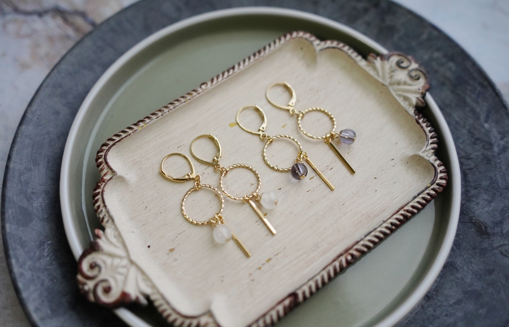 フープツイストの耳飾り