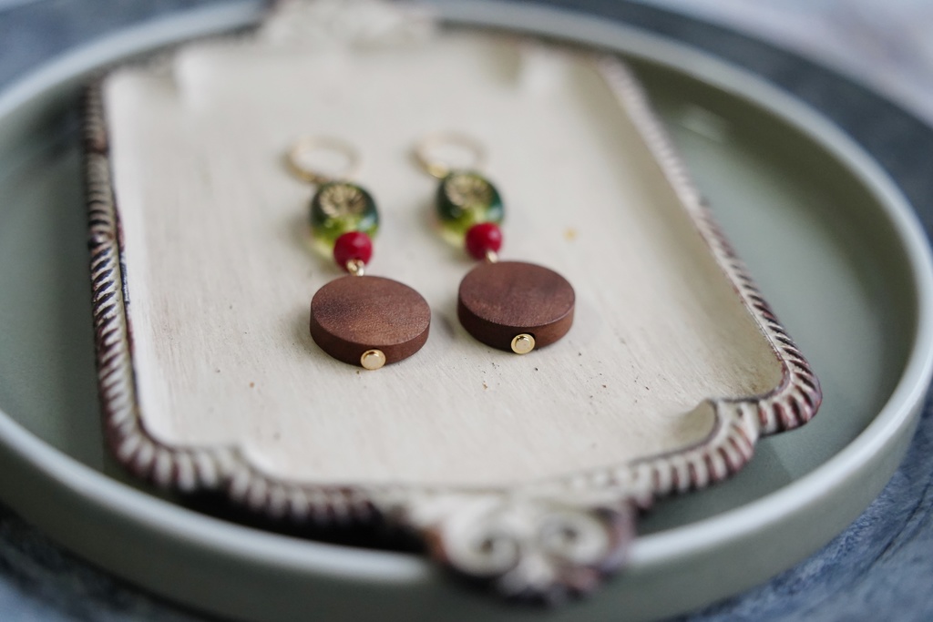 ウッドコインとオーバルラインの耳飾り