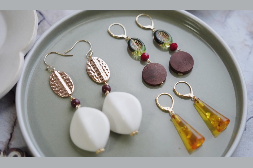 ウッドコインとオーバルラインの耳飾り