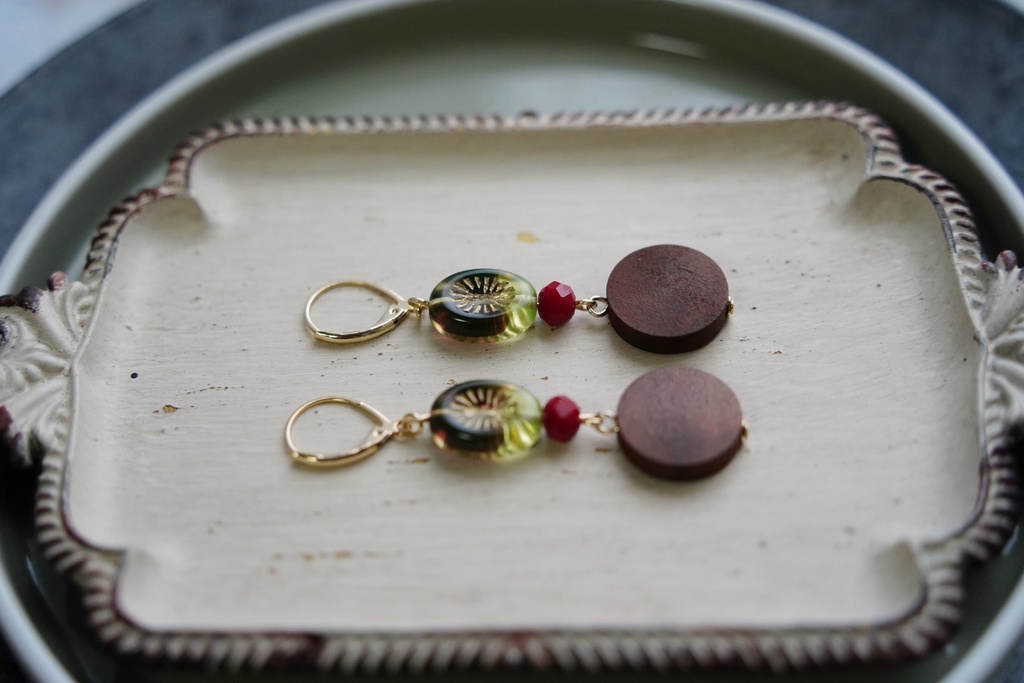 ウッドコインとオーバルラインの耳飾り