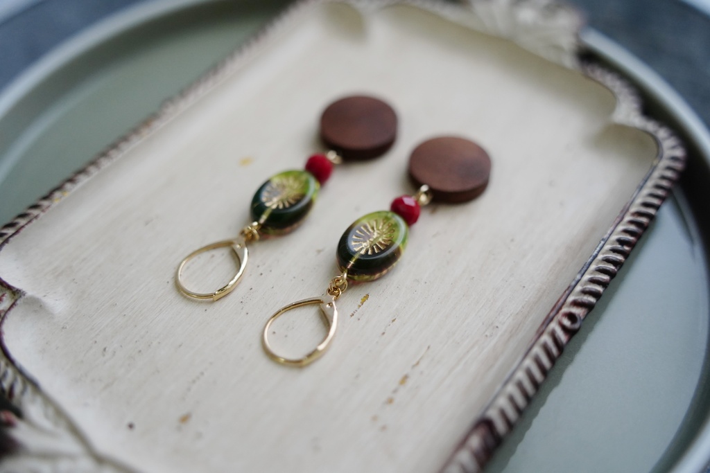 ウッドコインとオーバルラインの耳飾り