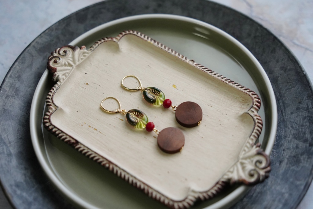 ウッドコインとオーバルラインの耳飾り