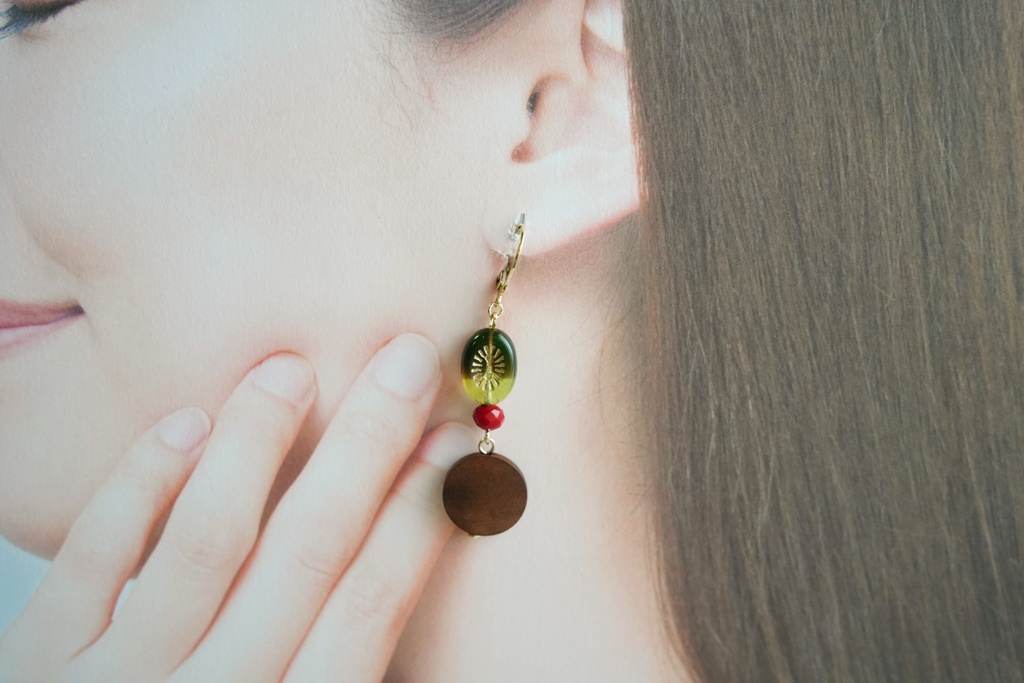 ウッドコインとオーバルラインの耳飾り