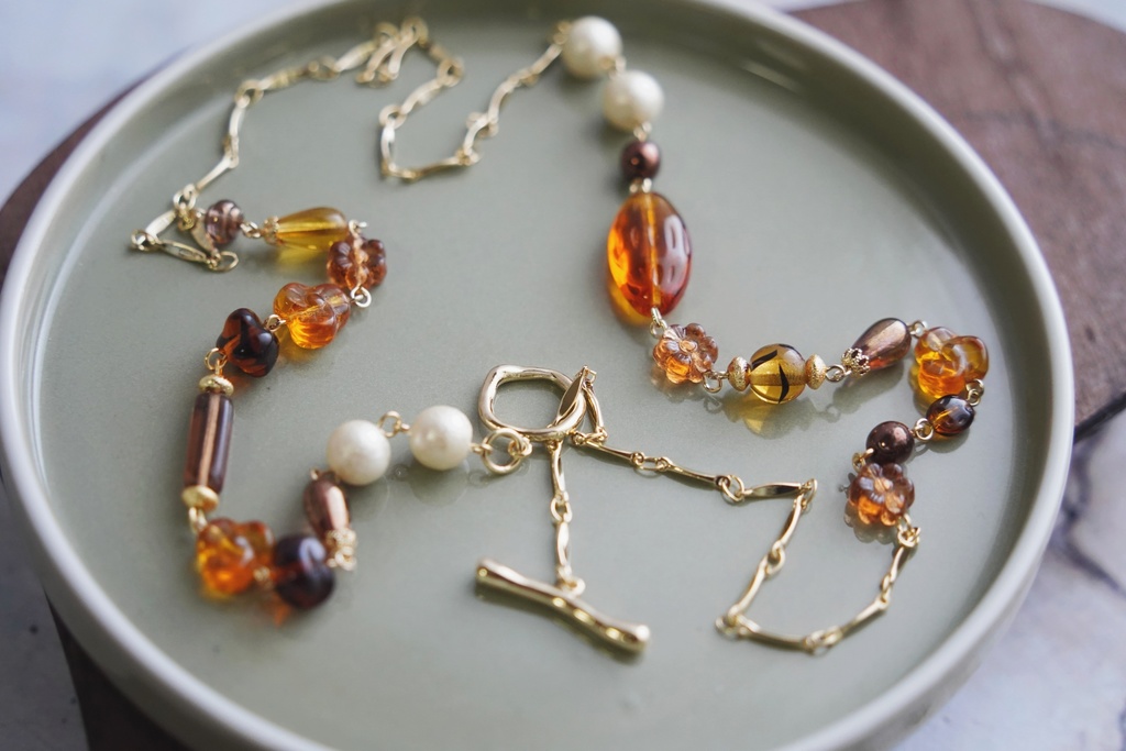 ランダムチェコビーズのロングネックレス【caramel&honey brown】