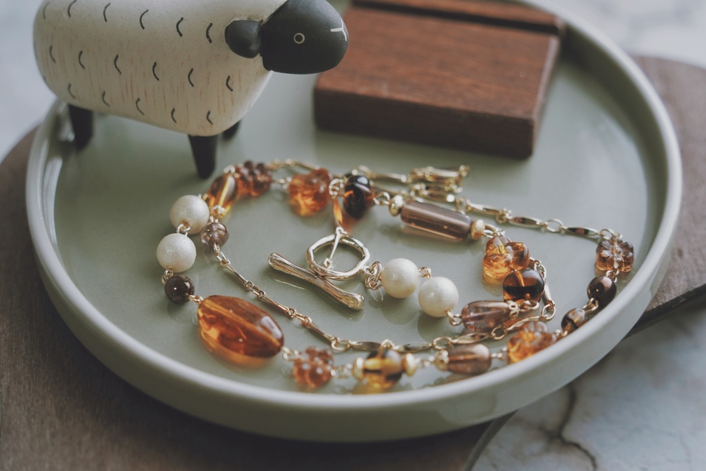 ランダムチェコビーズのロングネックレス【caramel&honey brown】