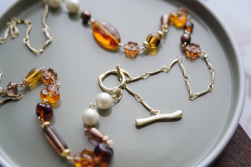 ランダムチェコビーズのロングネックレス【caramel&honey brown】