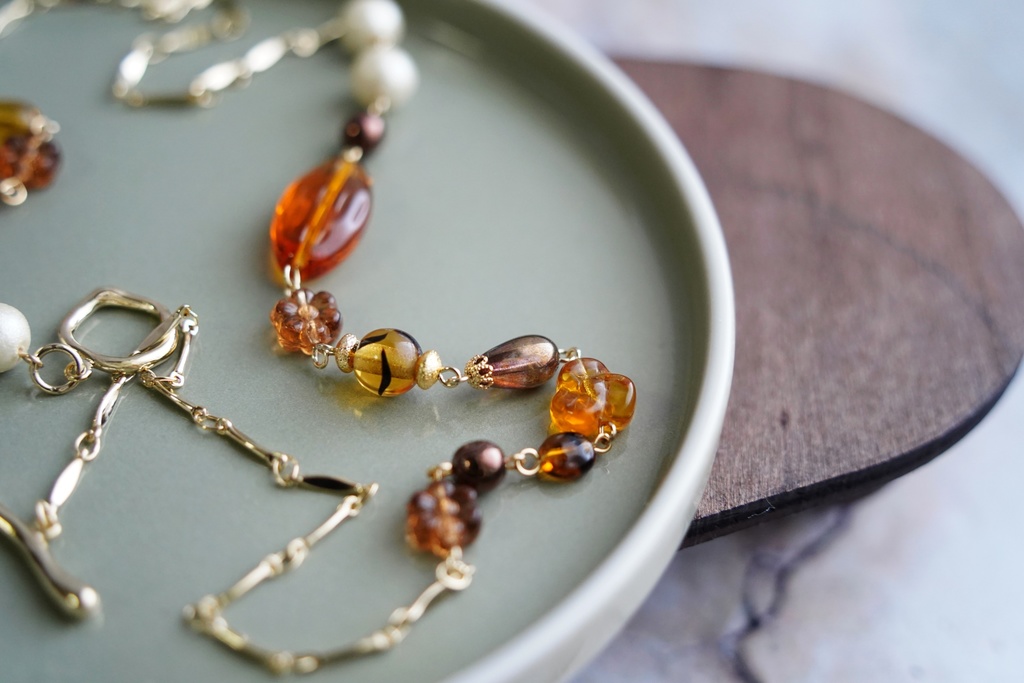 ランダムチェコビーズのロングネックレス【caramel&honey brown】