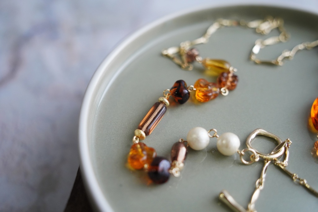 ランダムチェコビーズのロングネックレス【caramel&honey brown】