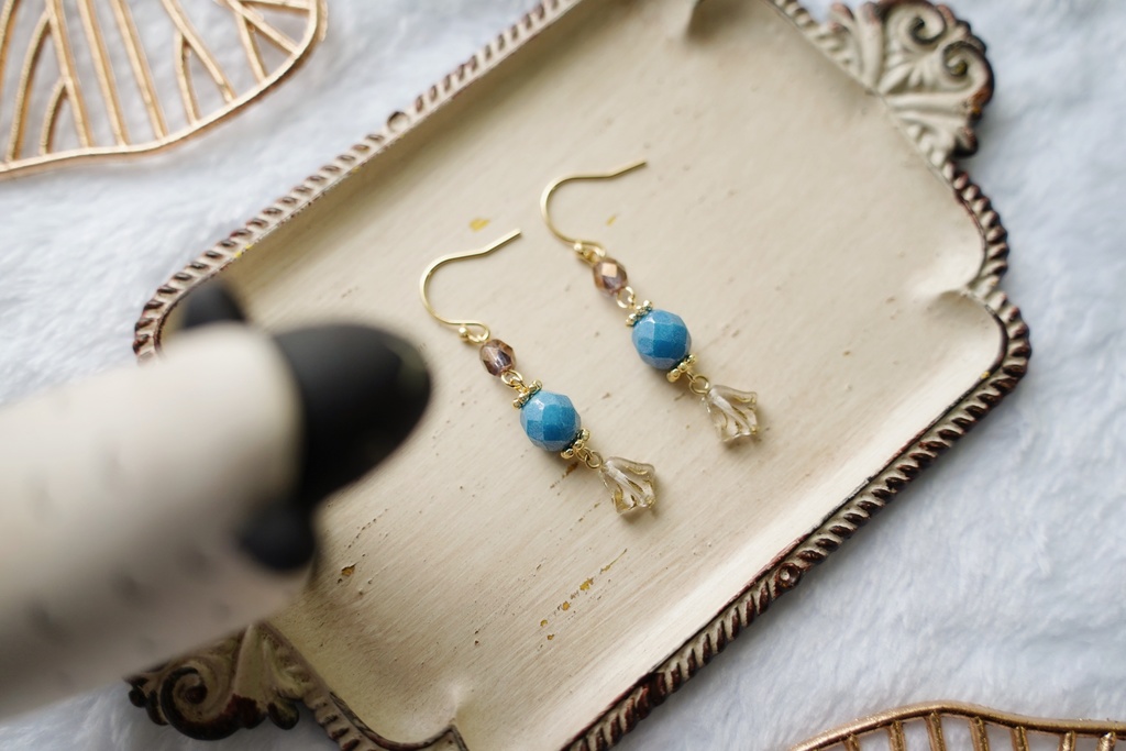 透明な百合の耳飾り