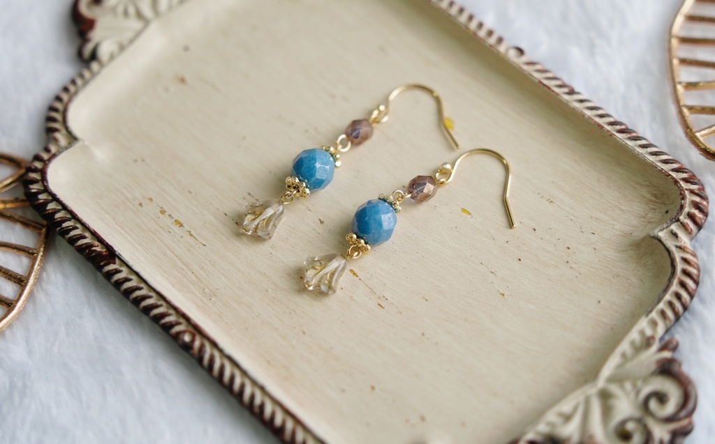 透明な百合の耳飾り