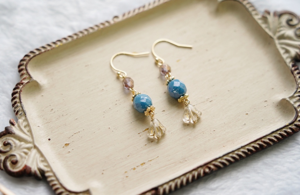 透明な百合の耳飾り