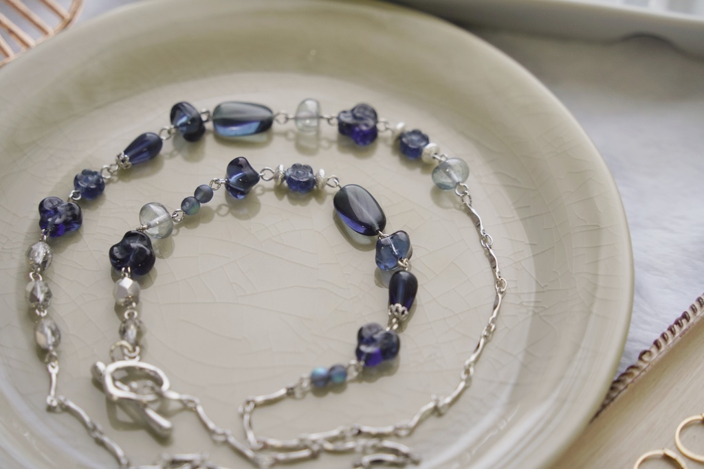 ランダムチェコビーズのロングネックレス【Winter night sky&ice blue】