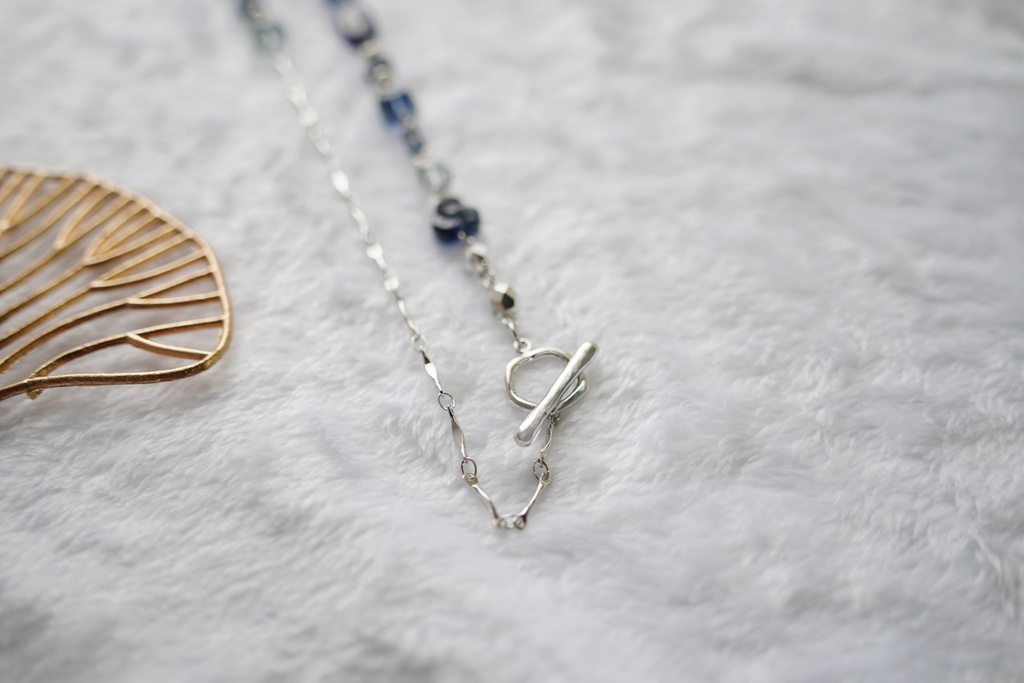 ランダムチェコビーズのロングネックレス【Winter night sky&ice blue】