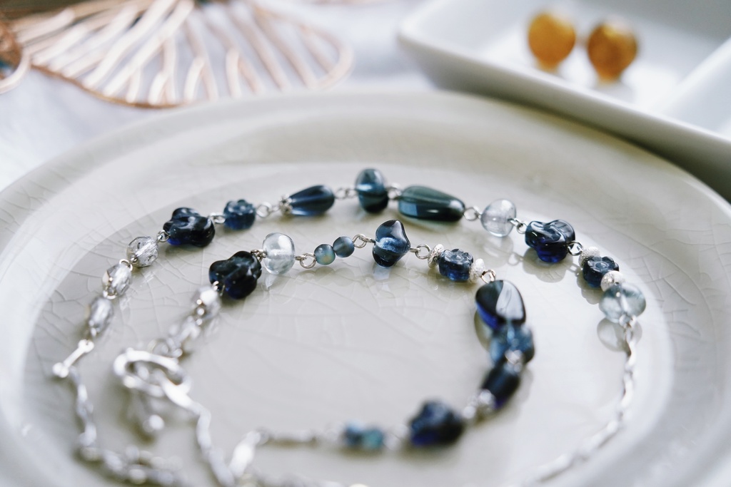 ランダムチェコビーズのロングネックレス【Winter night sky&ice blue】