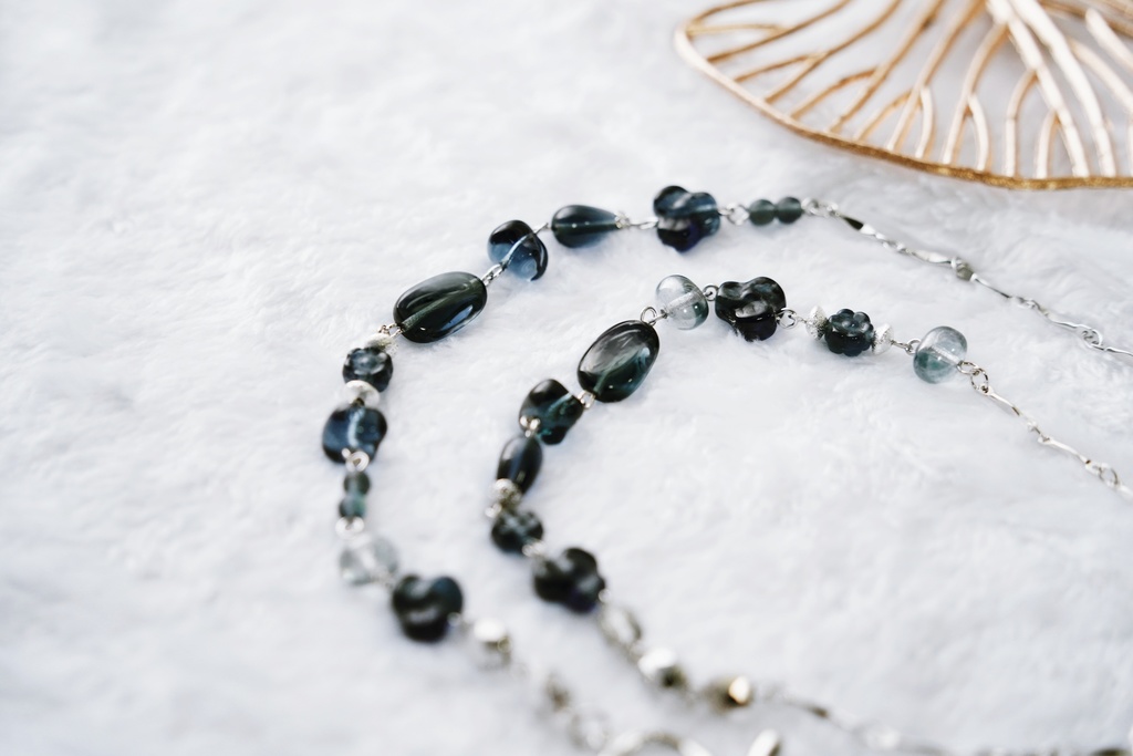 ランダムチェコビーズのロングネックレス【Winter night sky&ice blue】