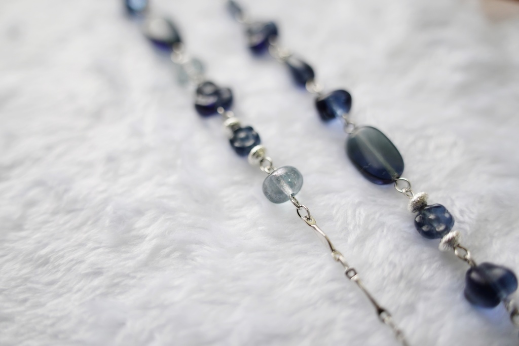 ランダムチェコビーズのロングネックレス【Winter night sky&ice blue】