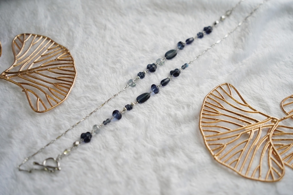 ランダムチェコビーズのロングネックレス【Winter night sky&ice blue】