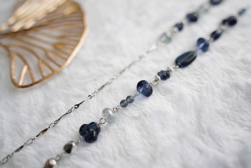 ランダムチェコビーズのロングネックレス【Winter night sky&ice blue】