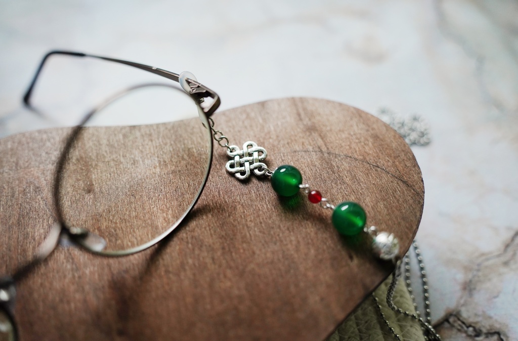 天然石とチャイニーズニットの眼鏡チェーン