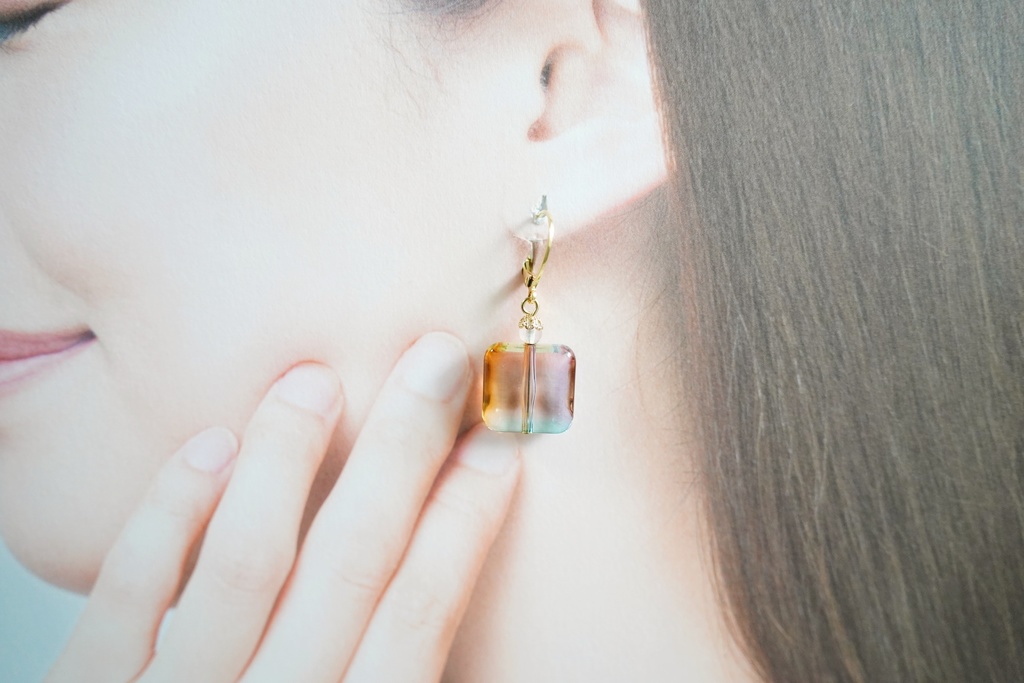 時を刻む空色の耳飾り(スクエアver.)