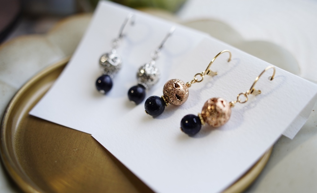 月と天然石の耳飾り