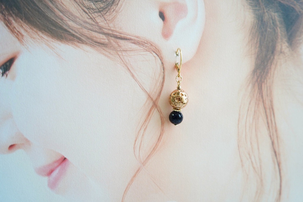 月と天然石の耳飾り