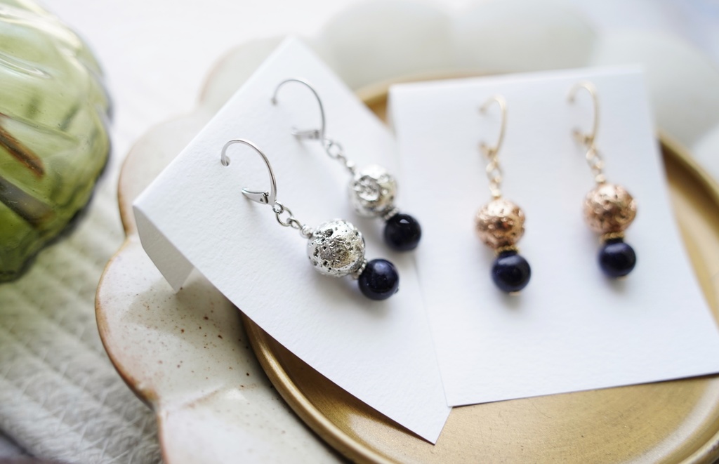 月と天然石の耳飾り