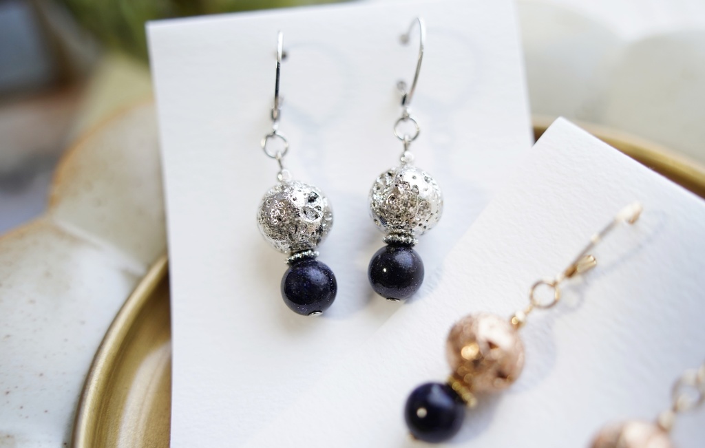 月と天然石の耳飾り