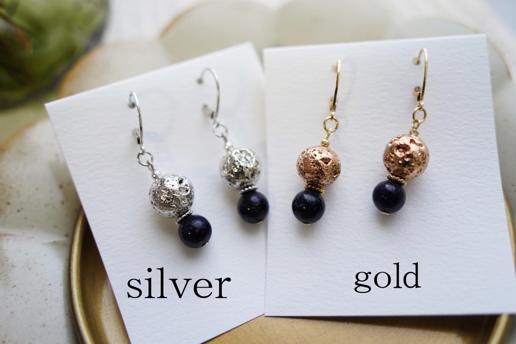 月と天然石の耳飾り