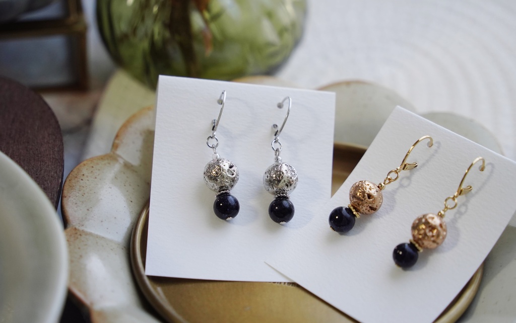 月と天然石の耳飾り