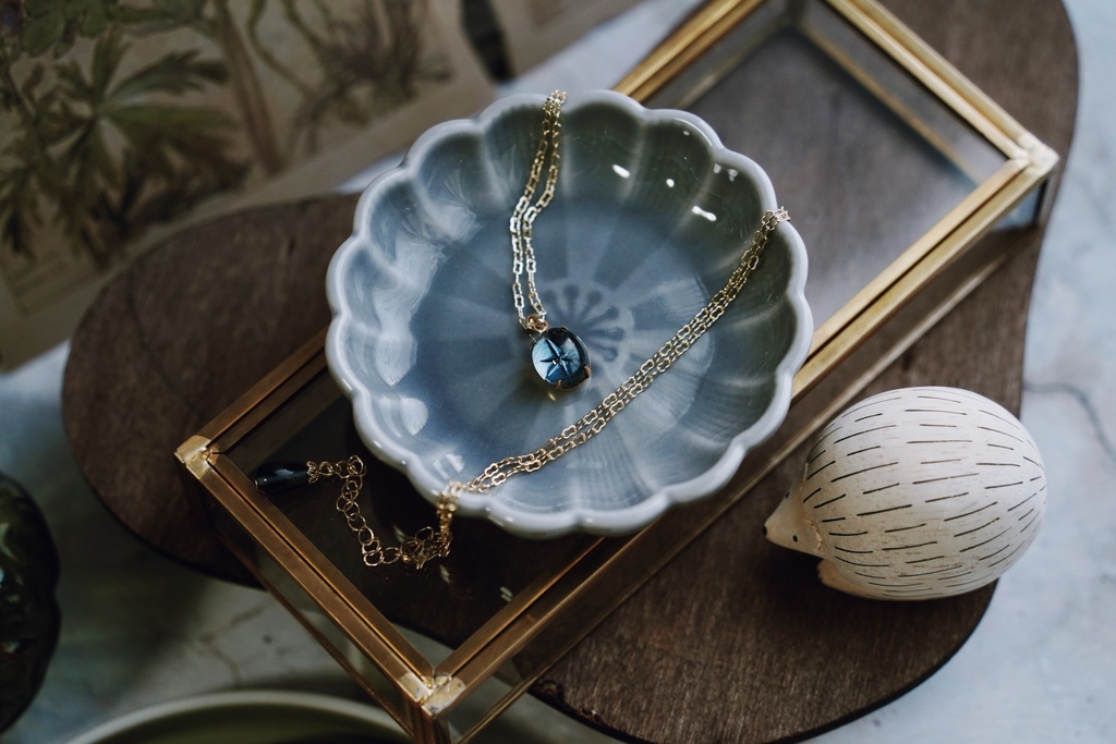 艶やかヴィンテージパーツの首飾り