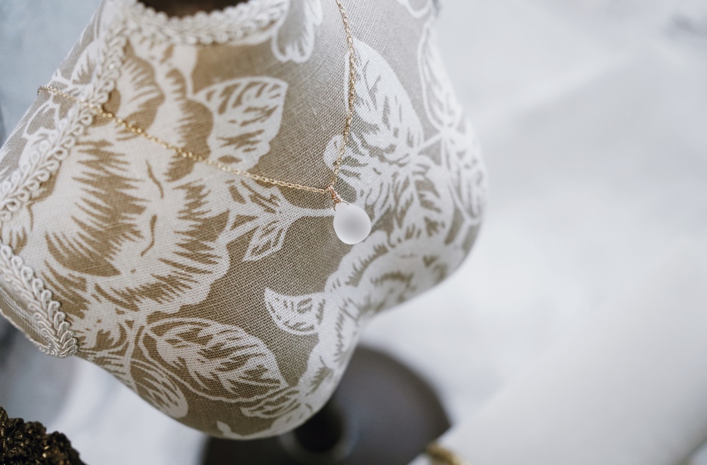 ドロップガラスの首飾り【フロストカラー】