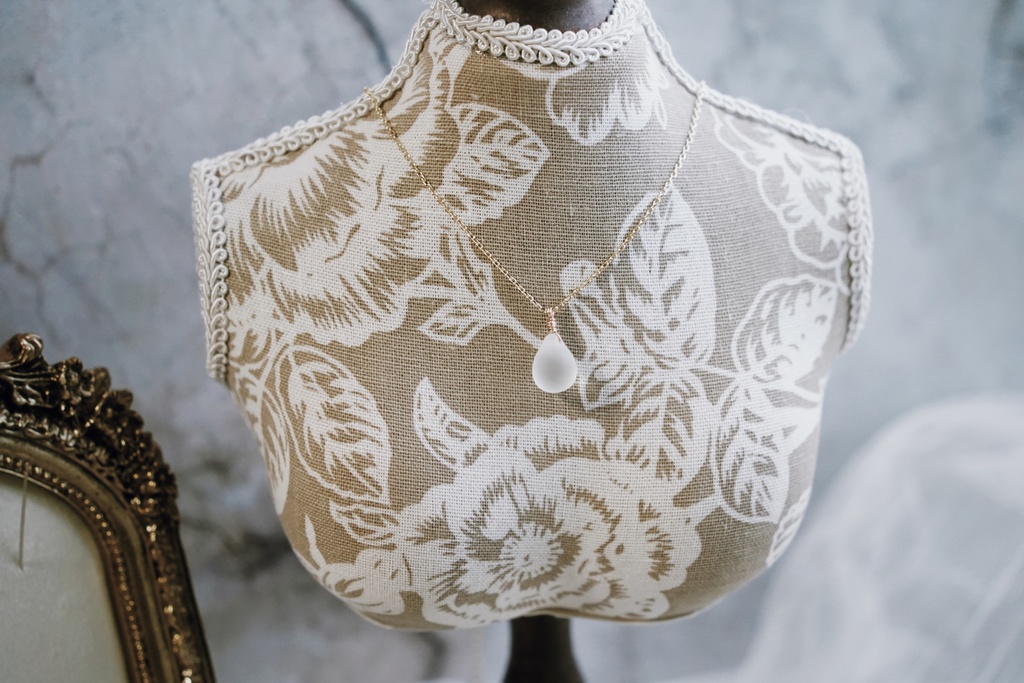 ドロップガラスの首飾り【フロストカラー】