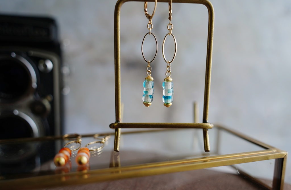 クリアマーブル模様の耳飾り