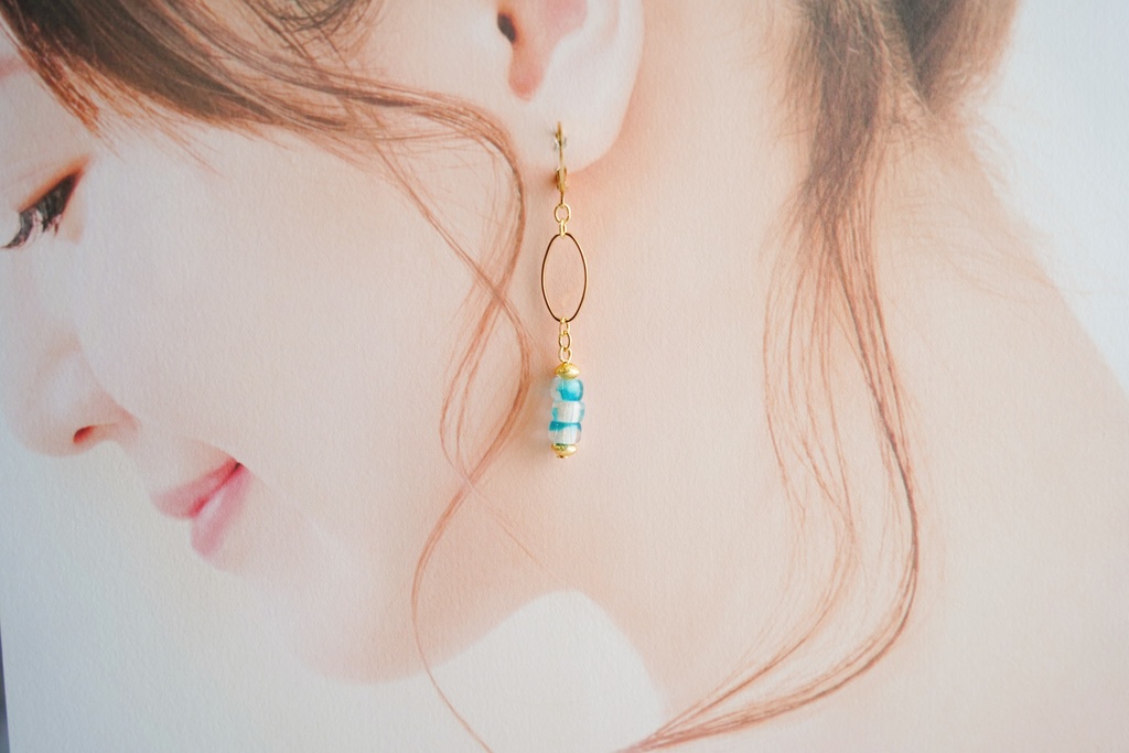 クリアマーブル模様の耳飾り