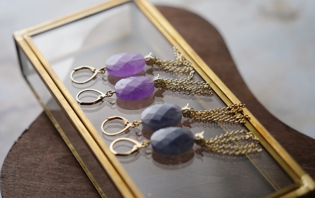 天然石と細チェーンの耳飾り