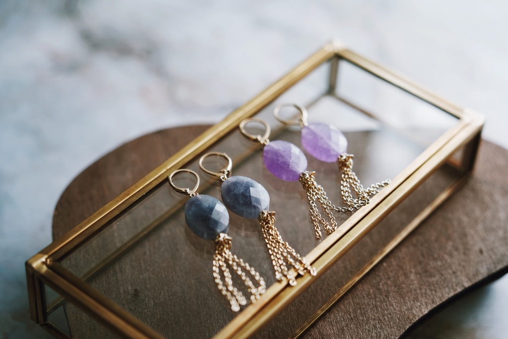 天然石と細チェーンの耳飾り