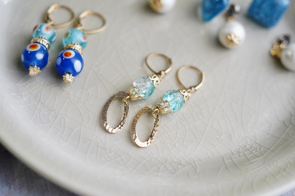 クラックソーダブルーの耳飾り