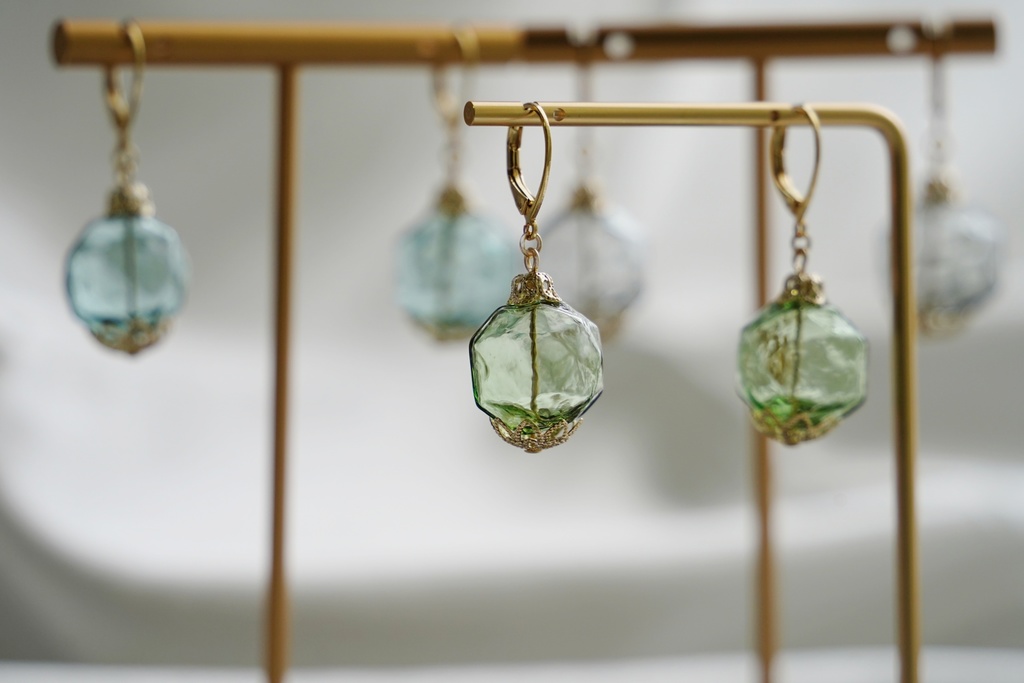 吹きガラスの耳飾り