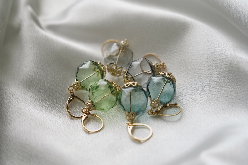 吹きガラスの耳飾り