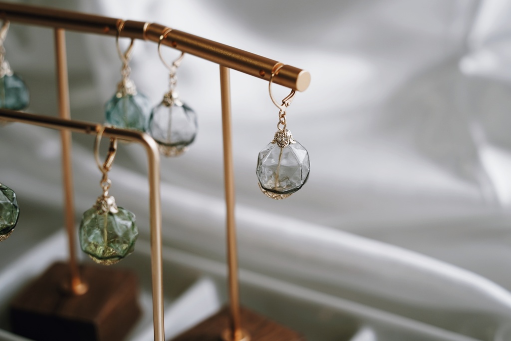 吹きガラスの耳飾り