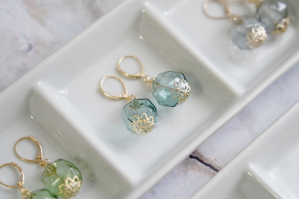 吹きガラスの耳飾り