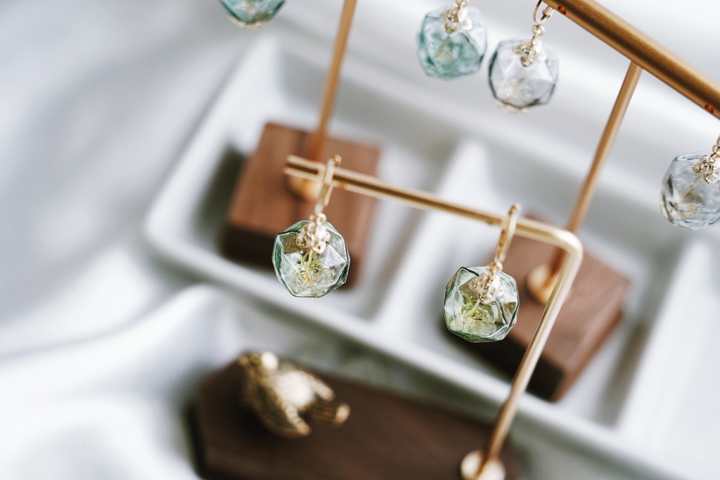 吹きガラスの耳飾り