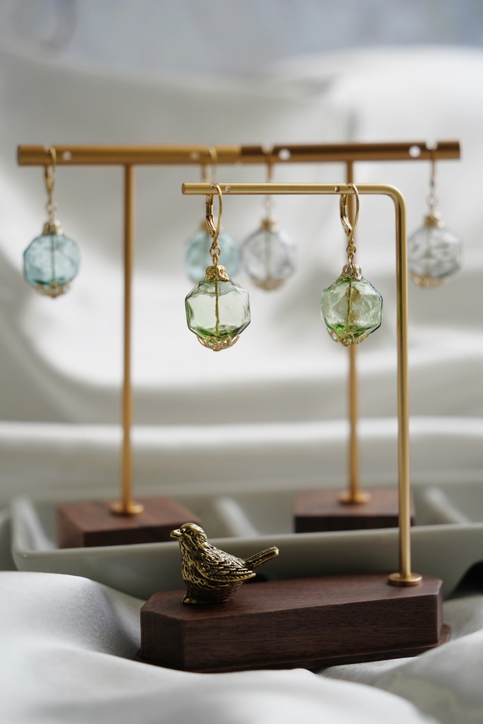 吹きガラスの耳飾り