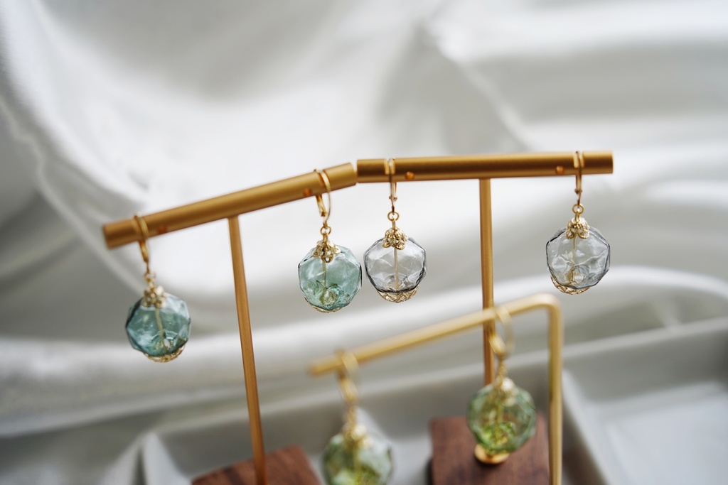 吹きガラスの耳飾り