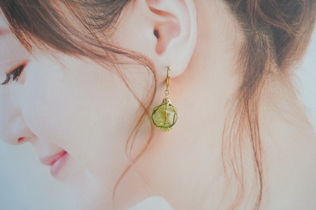 吹きガラスの耳飾り