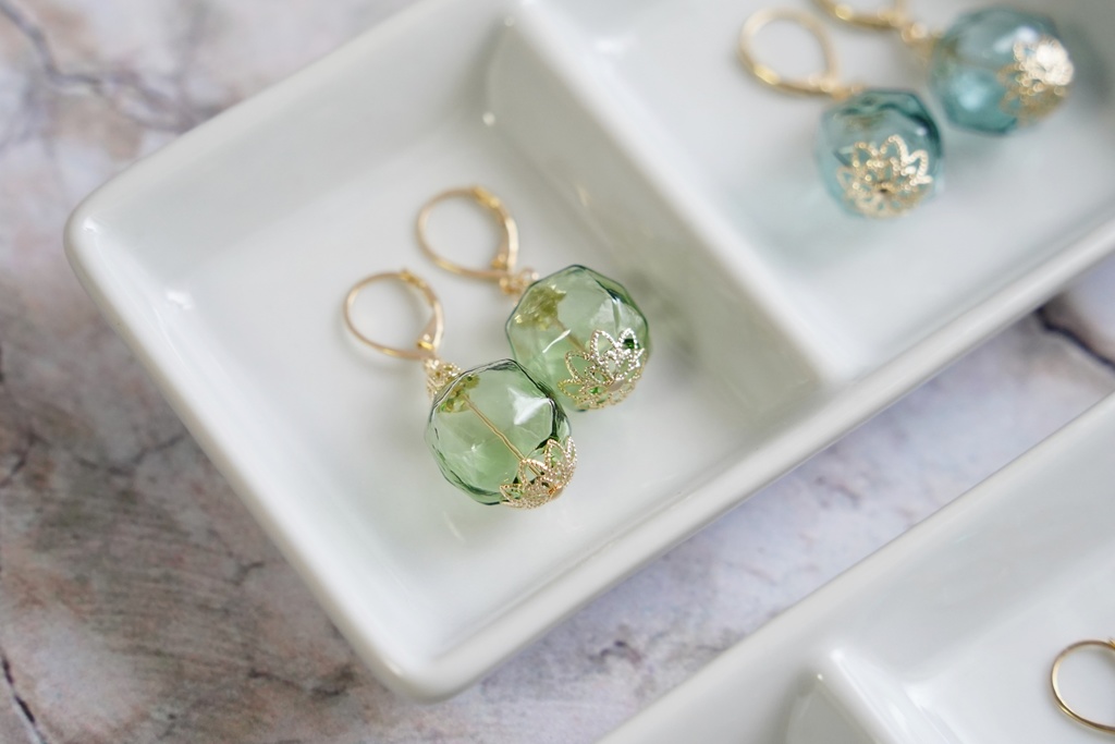 吹きガラスの耳飾り